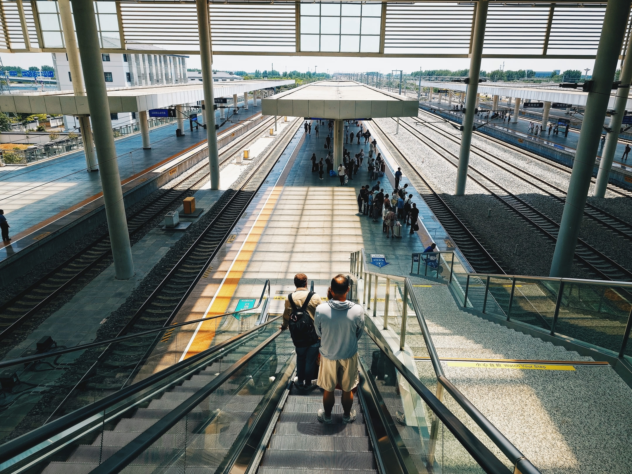 Descending down the escalator to one of the Fùyáng station train platforms.